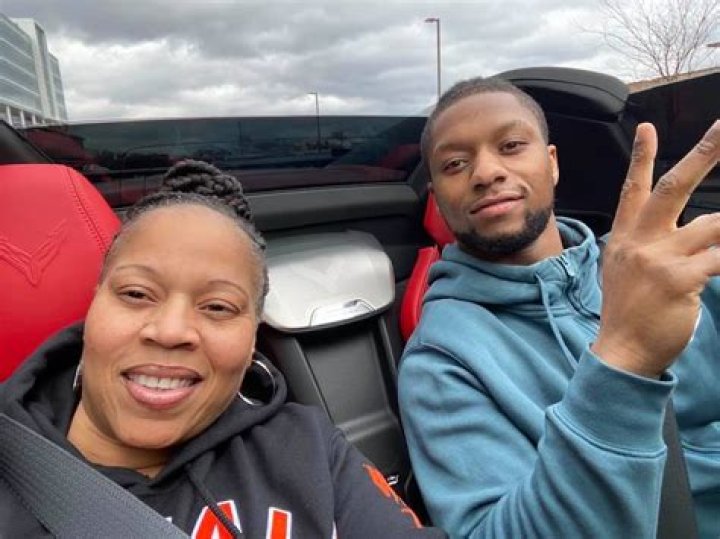 Who Are RB Joe Mixon Parents? Dad John Mixon & Mom Alise Mixon Age Gap & Net Worth